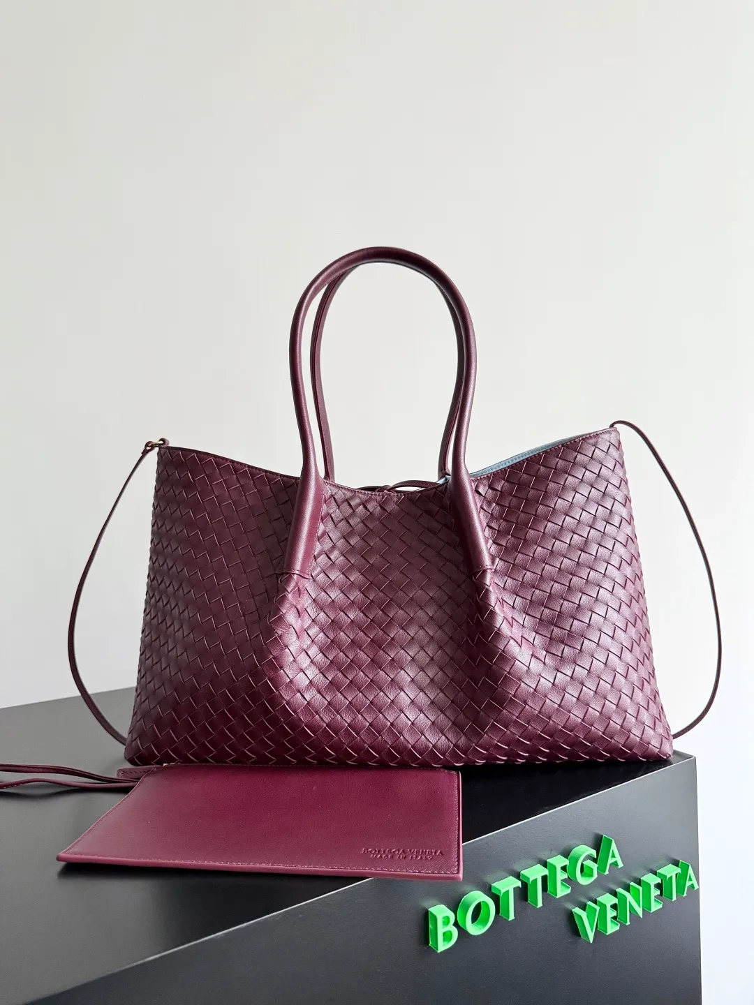 Batch 2660 Bottega Veneta 2025 new product PINACOTECA bag, iconic weaving process, skillfully crafted with 10mm Intrecciato process and equipped with suede lining. Four small strips of leather add character to the design and make the bag more stable. Relaxed yet sophisticated, casual yet refined, suede lining and double-sided design, suitable for shoulder and hand carry. The four straps can be adjusted into different shapes. One pack can be switched between two uses, easily integrating into your daily rhythm. Style number: 817166 Size: 43*23*17.5cm